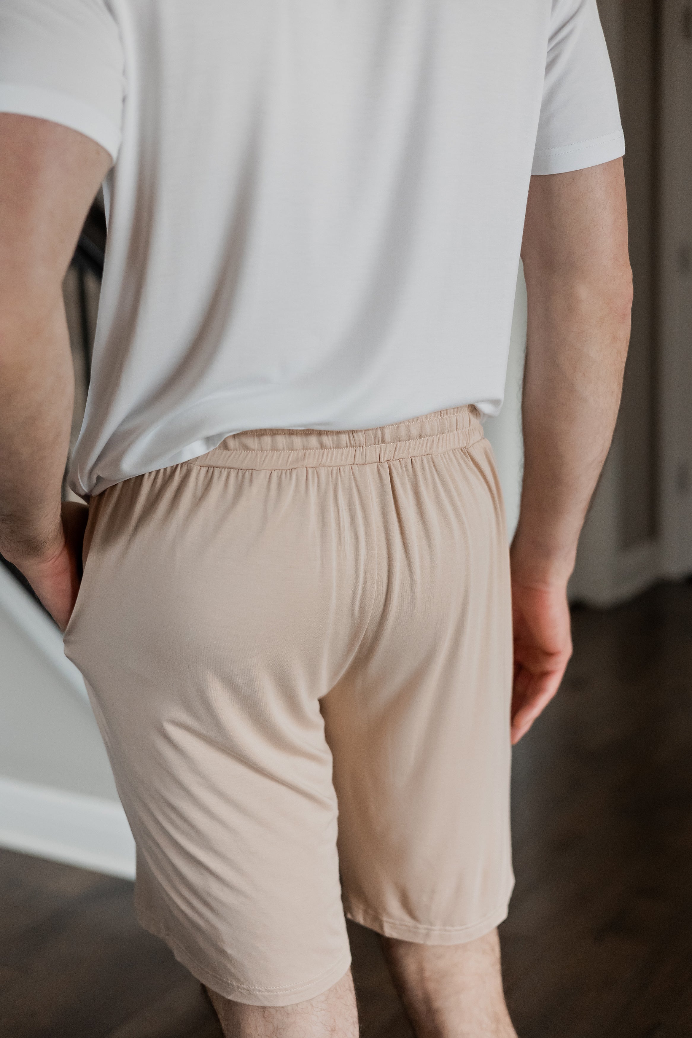 Soft and temperature-regulating bamboo shorts, perfect for warm days and relaxed evenings.