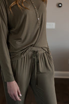Soft and temperature-regulating pajama set designed for year-round wear, ensuring breathability and long-lasting freshness.
