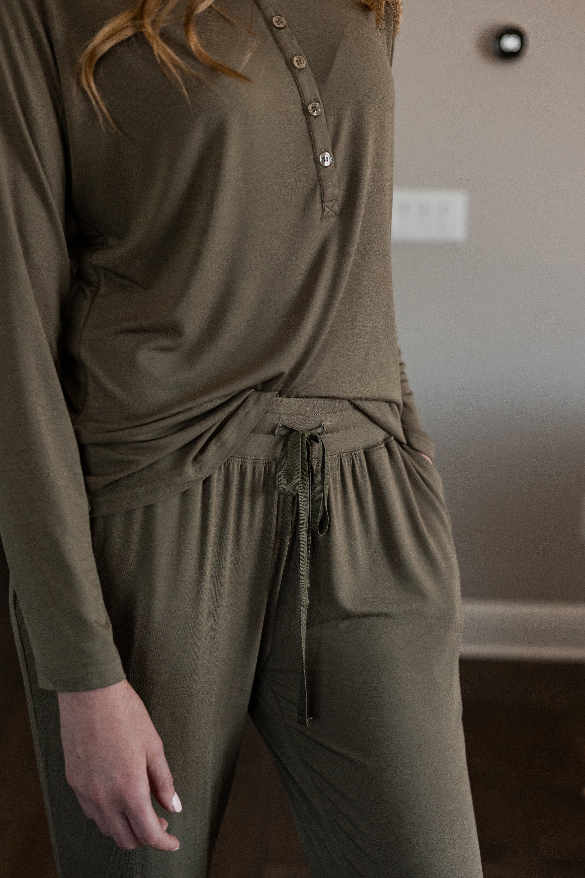 Soft and temperature-regulating pajama set designed for year-round wear, ensuring breathability and long-lasting freshness.