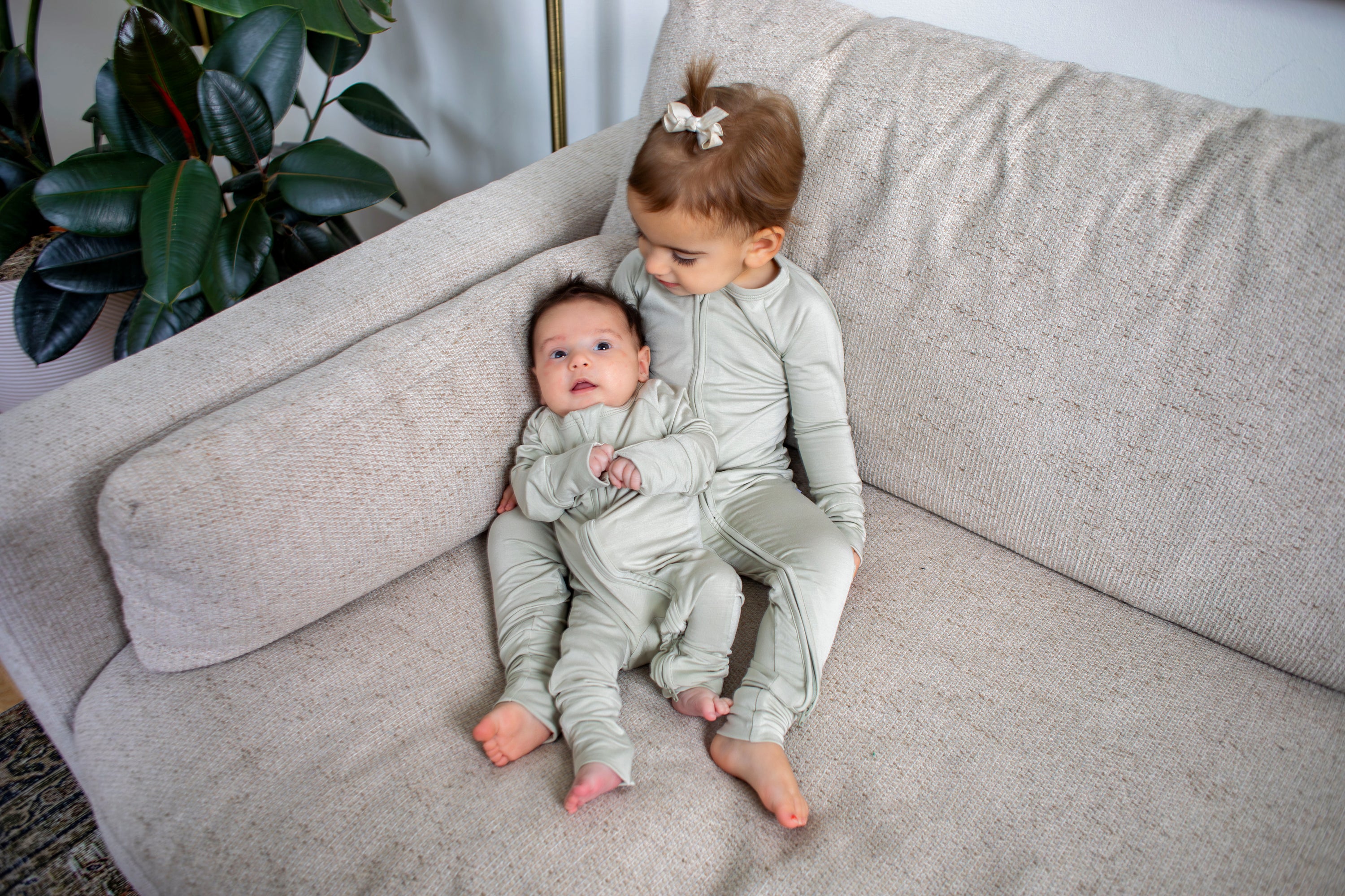 The softest organic baby pajamas on the market! Earthly Threads’ Versatile Long Sleeve Zip Romper design ensures comfort without compromise.