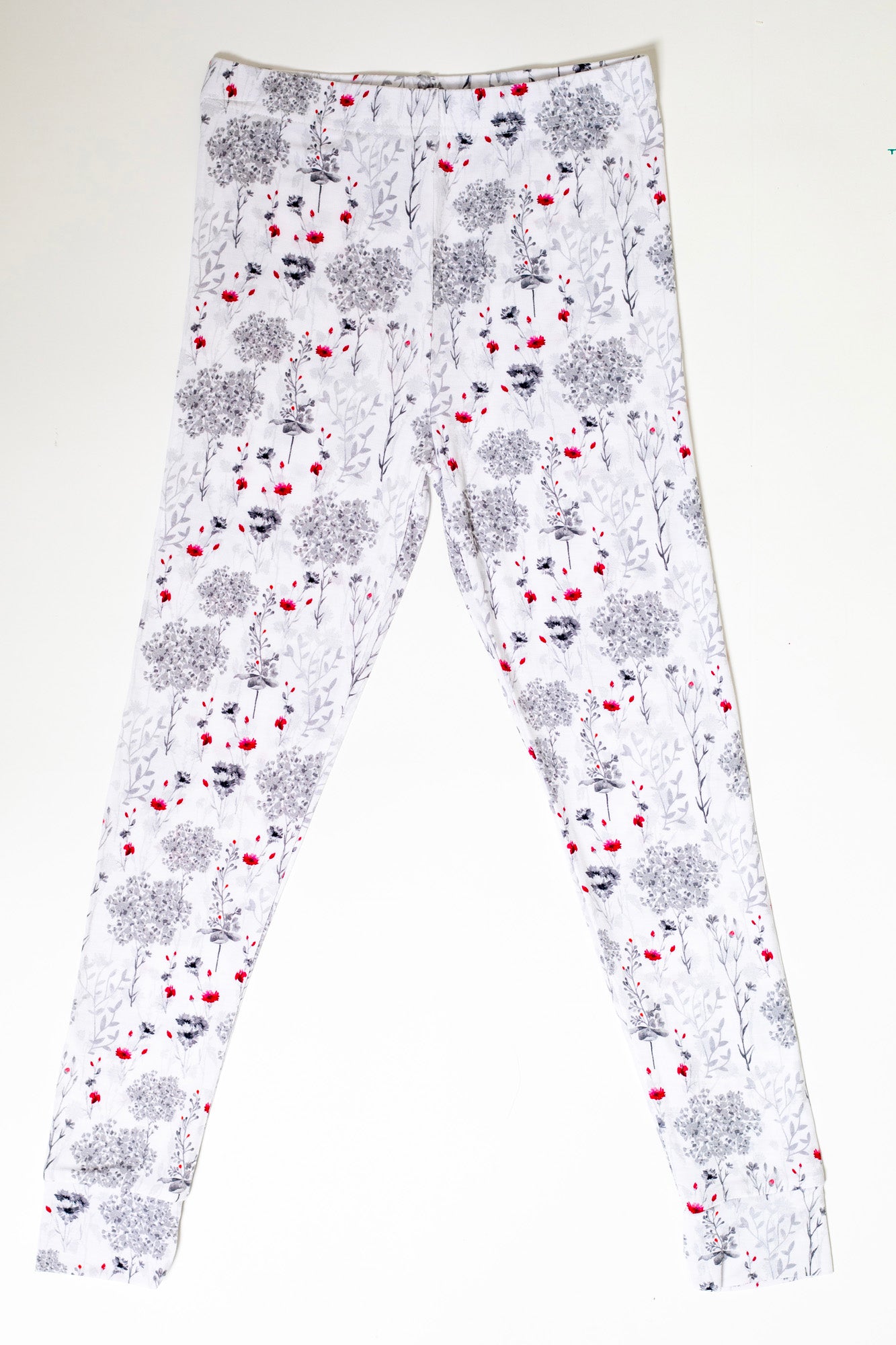 Earthly Threads breathable and hypoallergenic kids’ pajama set, available with short sleeves and pants, with a charming bouquet print.